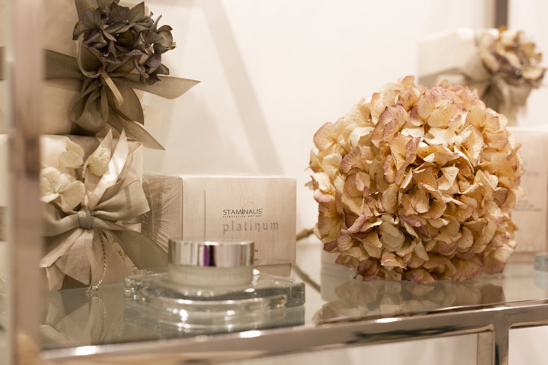 Staminalis Platinum, fitoceutica antiage: la crema esposta nel Beauty Shop con confezioni regalo e ortensie essiccate