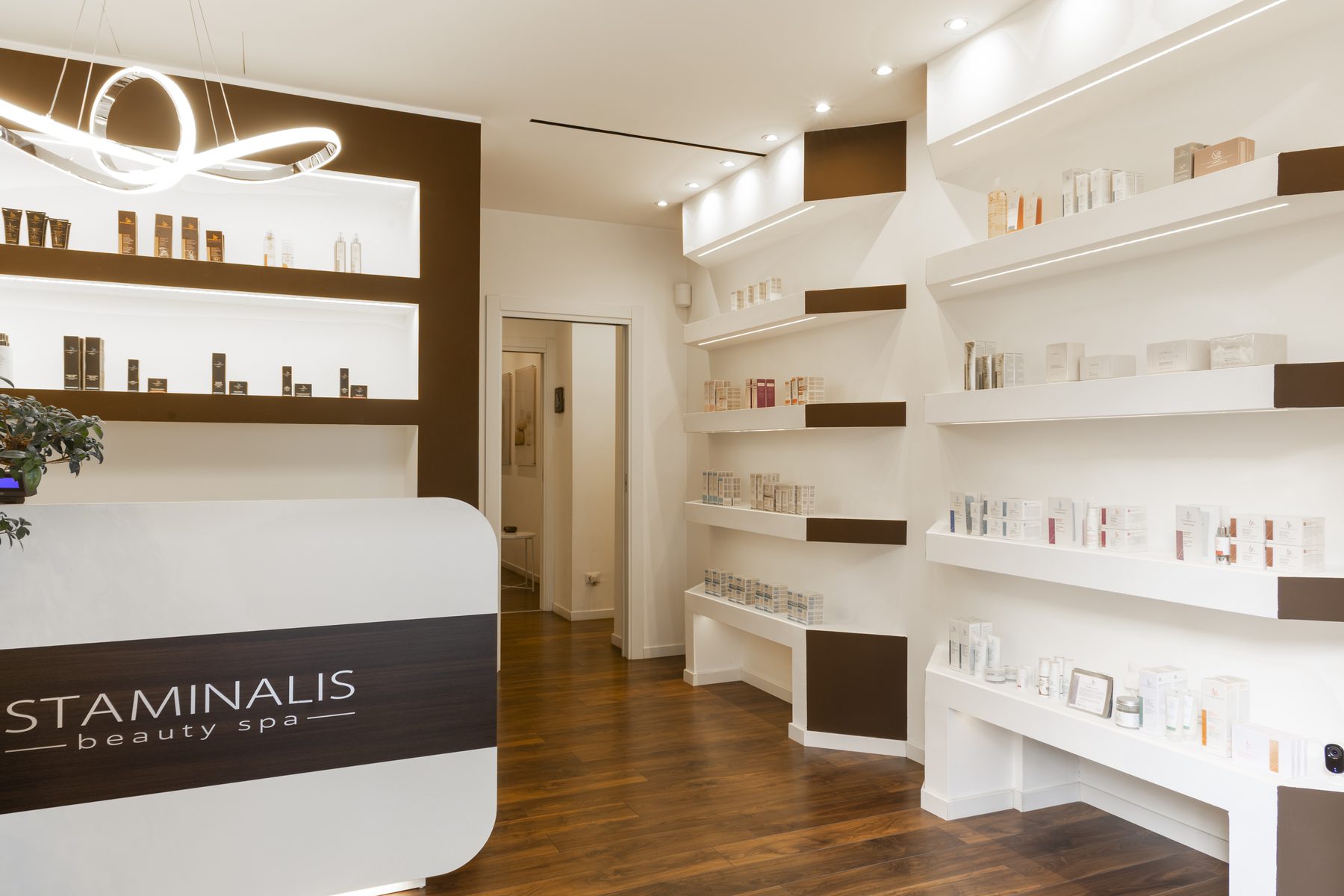 L'interno dello Staminalis Beauty Shop di Viale Piave 1
