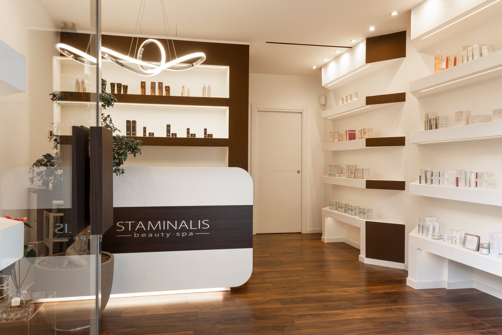 L’ingresso dello Staminalis Beauty Shop visto dalla vetrina di Viale Piave 1