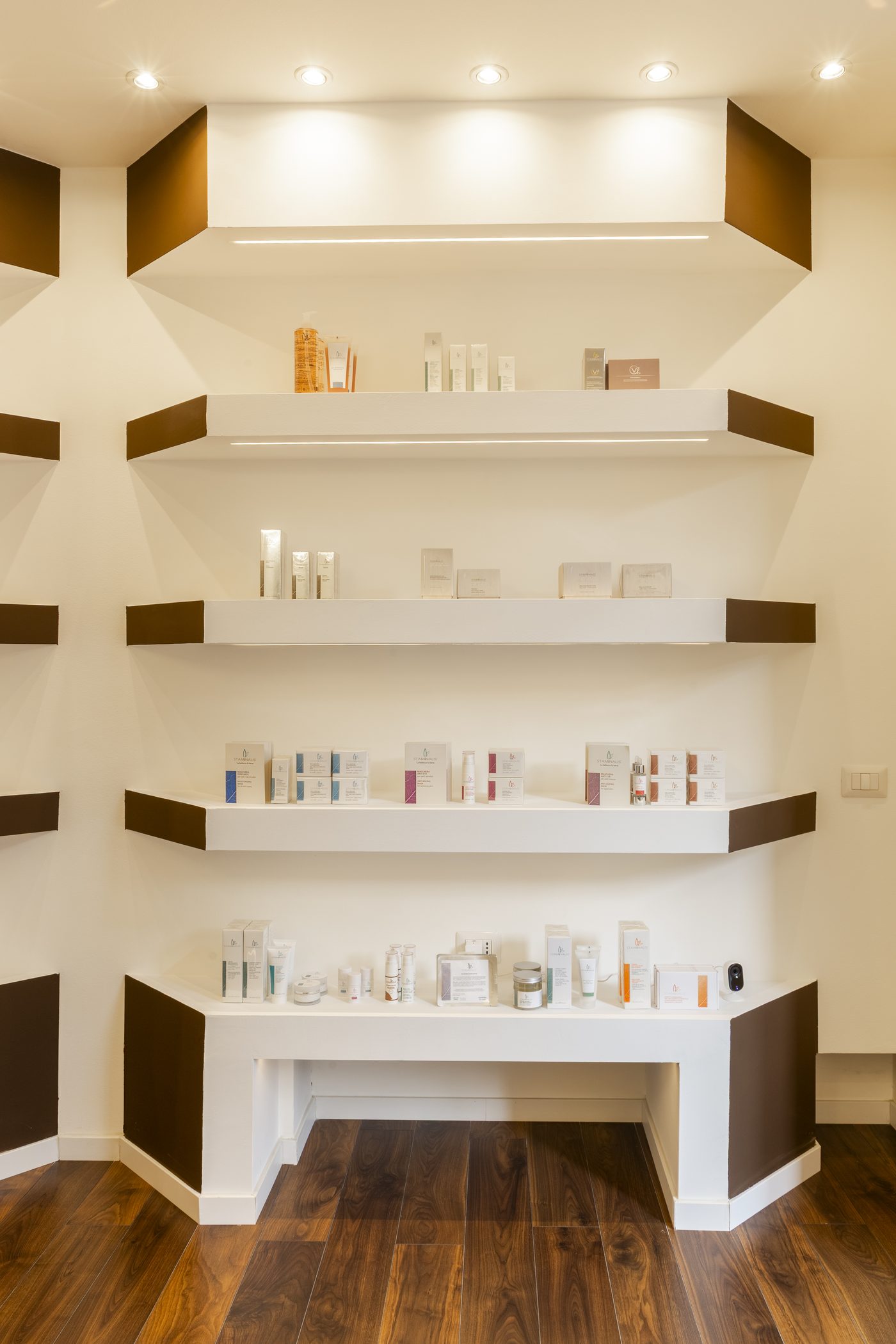 Le pareti espositive dello Staminalis Beauty Shop con oltre 200 referenze skin care