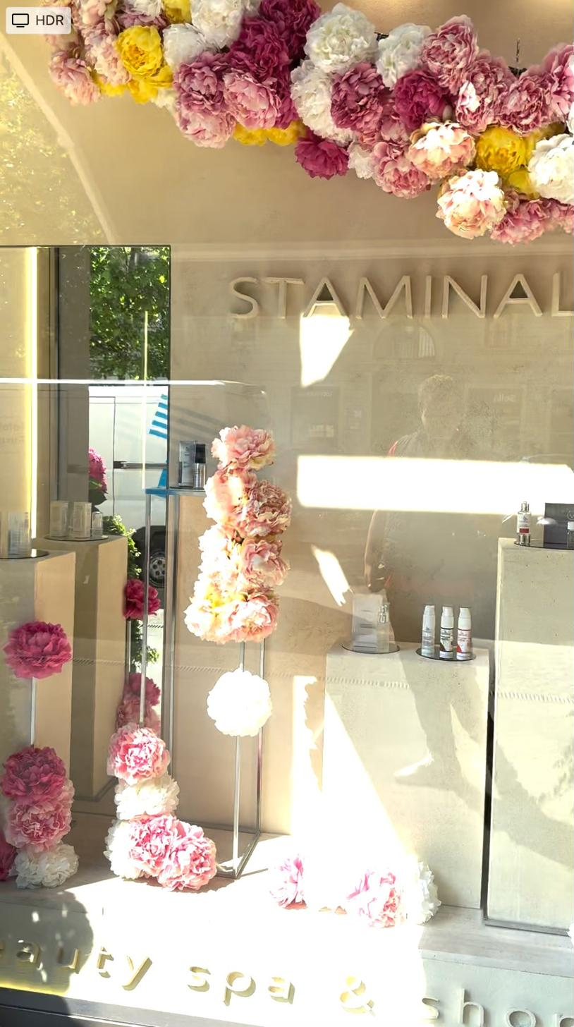La vetrina fiorita della Staminalis Beauty Spa