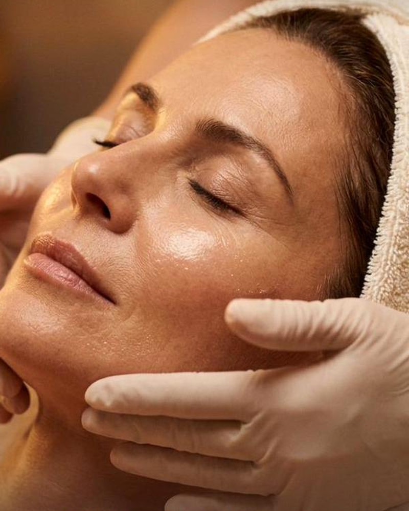 Massaggio viso manuale alla Staminalis Beauty Spa: mani esperte su pelle luminosa